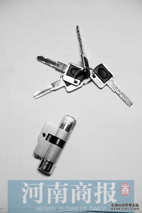 超B級鎖：鑰匙形狀為單面葉片內(nèi)銑槽或外銑槽，鎖芯類型為邊柱鎖芯，互開率極低。如果用工具開啟，鎖芯會被破壞，導致無法開啟。