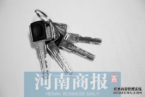 B級鎖：B級鎖鑰匙為平板鑰匙，有雙排彈子槽，從表面看，跟A級鎖不同的地方在于鑰匙面多了一排彎彎曲曲不規(guī)則的線條。
