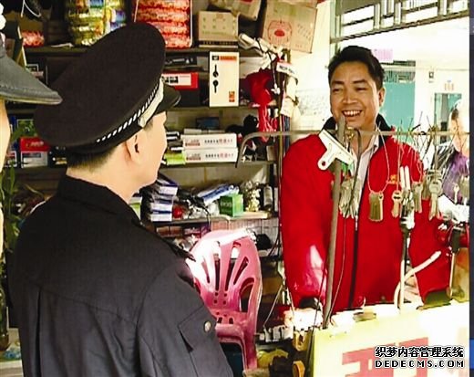 民警向祥賓路上一家開鎖店的工作人員宣傳新《條例》。