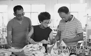三名自主創(chuàng)業(yè)的大學(xué)生：賈金鳳(中)、馬龍祥(右)、賈連合(左)。