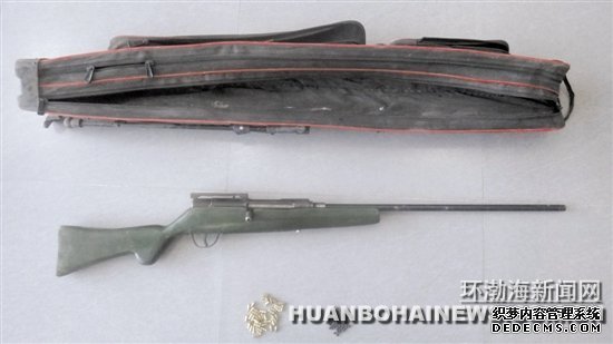 唐山公園草叢內(nèi)現(xiàn)可疑魚(yú)竿包 內(nèi)裝步槍及空包彈