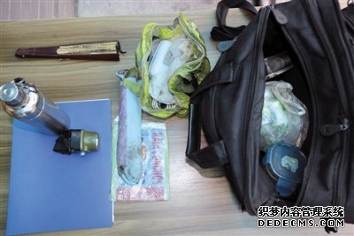 趙士軒隨身攜帶的包，里面裝的物品可以保證他隨時(shí)跟著劇組去往外地。