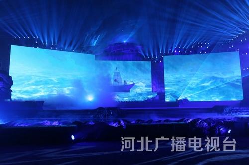舞蹈《弄潮》。實(shí)體的道具大船揚(yáng)帆在虛擬的驚濤海浪中，營造出“弄潮兒向濤頭立，手把紅旗旗不濕”的精神意境。