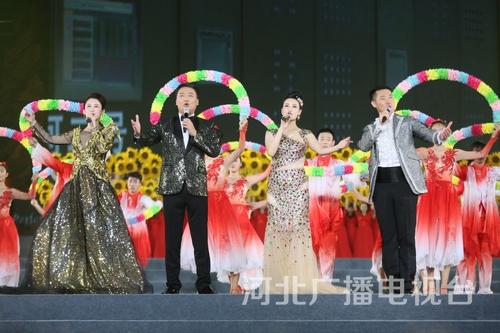 歌曲《不忘初心》。萬水千山不忘來時(shí)路，鮮血澆灌出花開的國度，不忘初心，繼續(xù)前進(jìn)，萬水千山，最美中國道路……