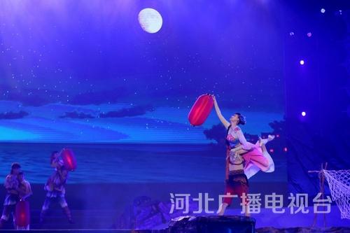 舞蹈《盼歸》。一盞盞紅燈匯聚，漁家女迎接親人的平安歸來……