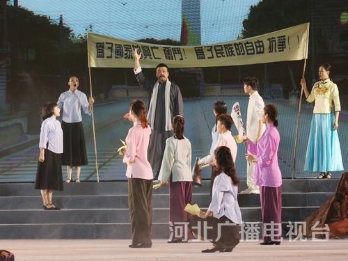 《高筑神州風(fēng)雨樓》之《傳播》。一盞馬燈，一條長桌，一群有著濟(jì)世救國理想的先驅(qū)者們，如饑似渴地傳閱著馬恩著作。