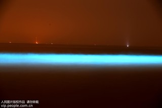 2017年9月17日凌晨，在河北省秦皇島市金夢(mèng)海灣浴場(chǎng)拍攝的“熒光海”。