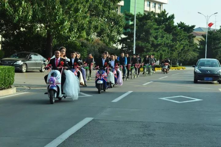 秦皇島街頭現(xiàn)共享單車婚禮 別樣創(chuàng)意驚艷海濱！