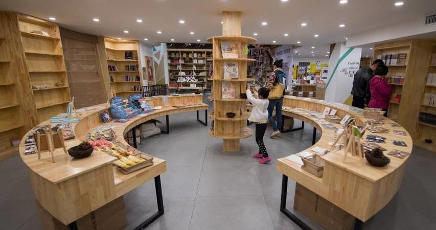 畢業(yè)生眾籌200萬元 地下車庫(kù)變身24小時(shí)書店 