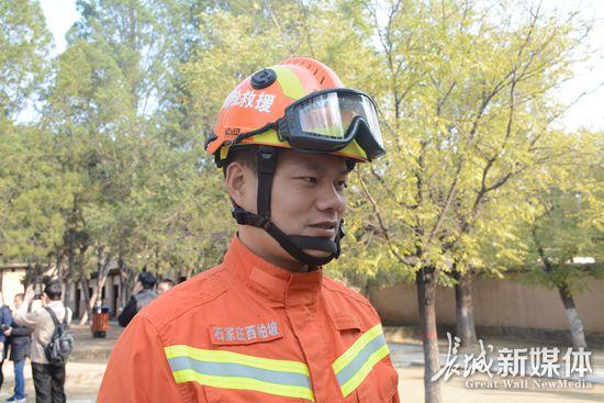 西柏坡消防中隊指導員席杰接受采訪。記者 劉延麗 攝