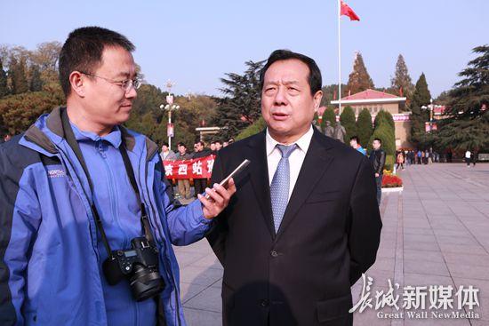 平山縣委書記李旭陽接受采訪。記者 煙成群 攝