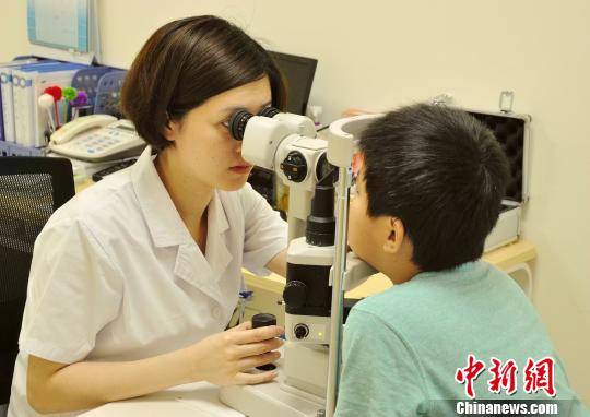 資料圖為孩子接受眼健康檢查。