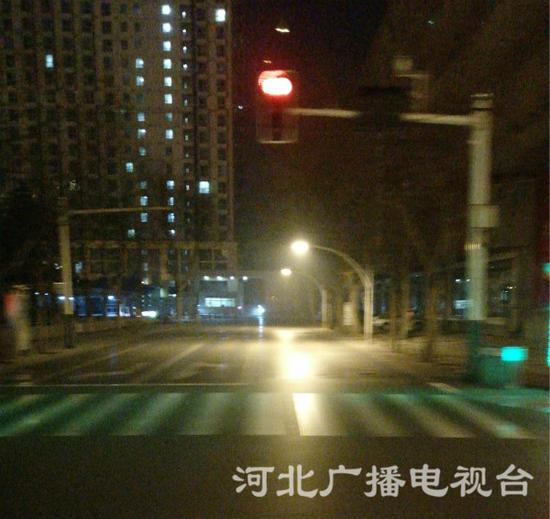 今晨6點(diǎn)，石家莊市裕華路與中華大街附近街景。（張若晨 攝）