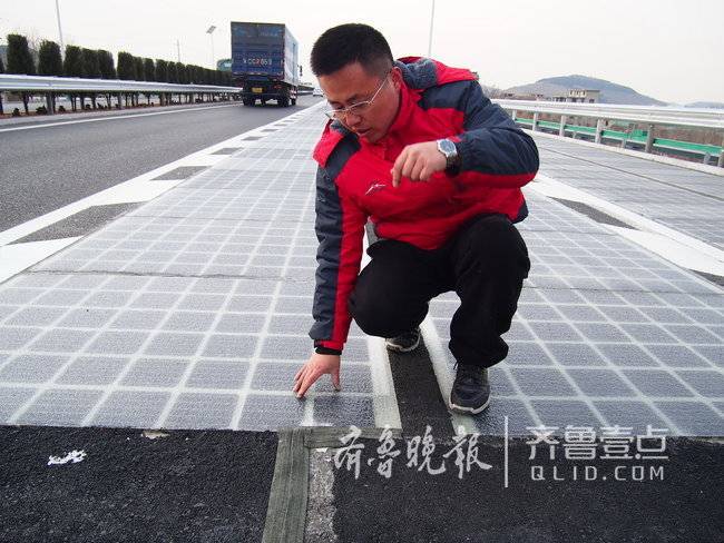 工程人員介紹路面結(jié)構(gòu)和破壞情況。