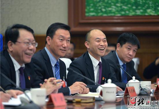 張家口代表團(tuán)代表熱議民心工程。記者 田明 趙海江攝